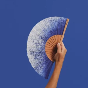 A FAN OF • Petit éventail en bois et coton "Blue Splash" (19 cm)