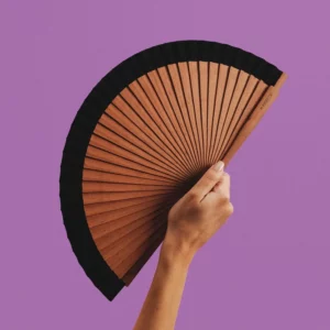 A FAN OF • Éventail en bois et coton noir